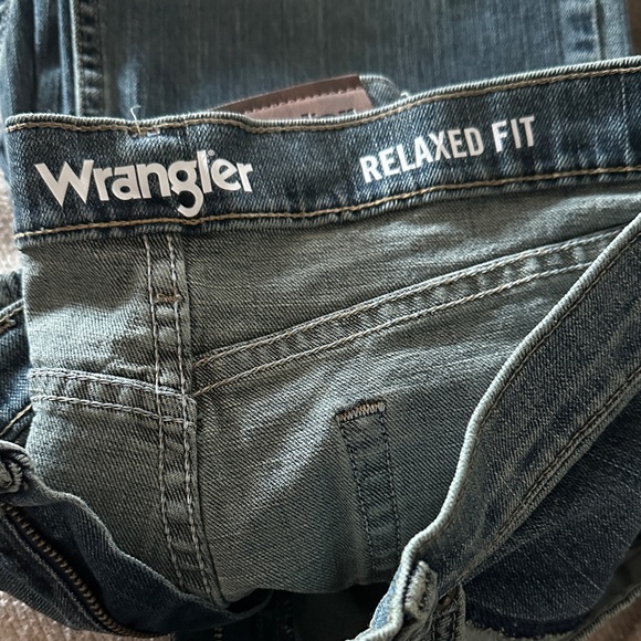 Wrangler Relaxed Fit Blue Back-Pocket Denim Jeans - Picture 2 of 3